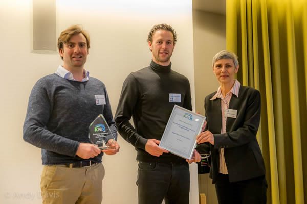 Вручение сетрификата KNX двум мужчинам