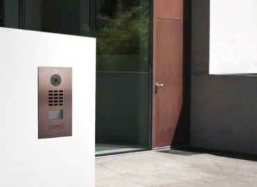 Дверь коричневого цвета