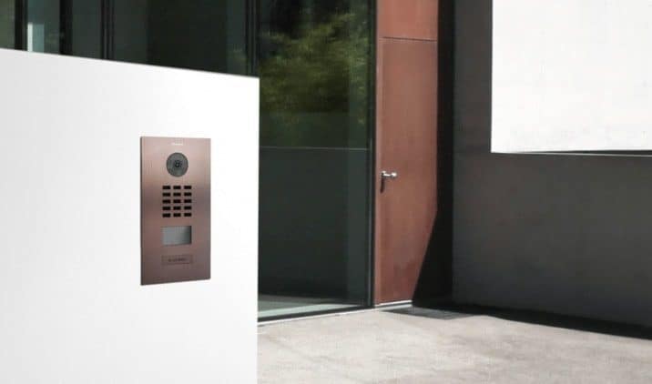 Дверь коричневого цвета